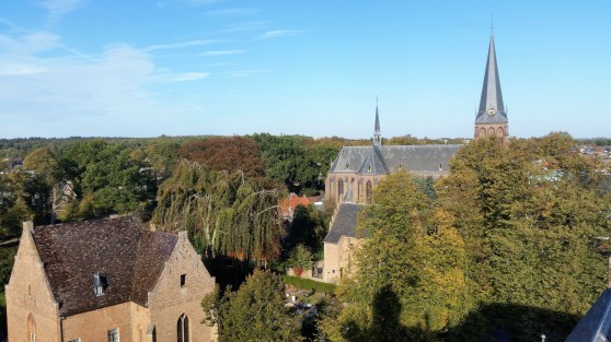 Looking east from atop the castle keep – at position 10:30 o’clock and 4.5km ahead is Azewijn (Netherlands); at position 11:30 o’clock and 8.5km ahead is Ulft (Netherlands); at position 12:30 o’clock and 10km ahead is Huis Landfort (Netherlands); and at position 1:30 o’clock and 11.5km ahead is Schloβ Anholt (Germany)